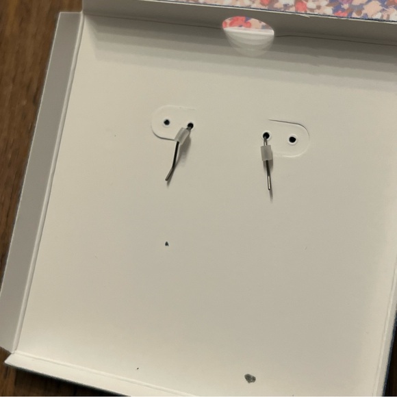 Lucky Brand Heart Earrings - Picture 4 of 4